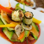 Zucchinihackröllchen auf Ratatouille